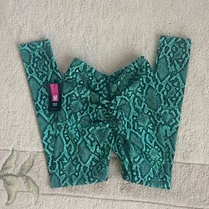 Boa v-cut scrunch leggings